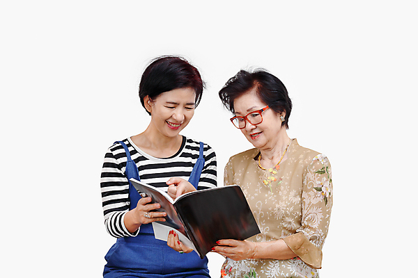 포토 JPG 해외이미지 라이프스타일 여자 노년 행복 종이 할머니 여유 얼굴 백그라운드 가족 태국 엄마 휴식 주택 함께함 실내 사람 동양인 성인 두명 책 일본 중국 흰색 잡지 은퇴 읽기 문학 싱가폴 옛날 해외포토 감정 아시아 컬러 컨셉 관계 모션 인종 내부 건물 생활 신체부위 간행물 파일형식 이미지허브