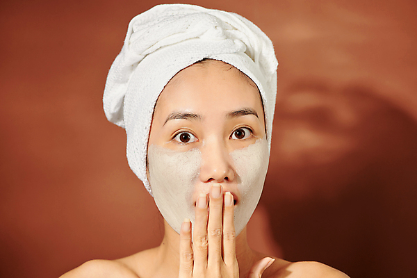 포토 JPG 해외이미지 응시 여자 실내 두건 한명 동양인 상반신 성인 앞모습 수건 뷰티 놀람 피부관리 팩 입가림 머드팩 성인여자한명만 갈색배경 해외포토 1 시선 감정 뷰포인트 백그라운드 표정 사람 인종 내부 위생용품 갈색 화장품 가림 여자한명만 성인여자만 파일형식 이미지허브