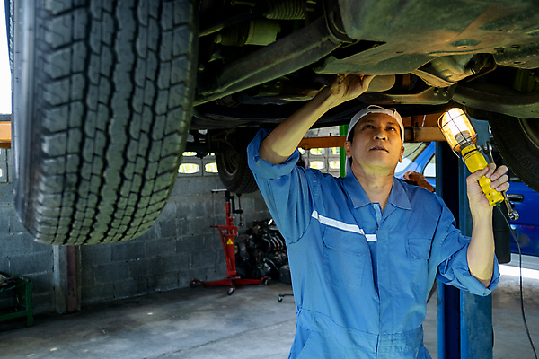 포토 JPG 해외이미지 직업 응시 남자 산업 유니폼 자동차 노동자 한명 사람 동양인 상점 기계 장비 공구 작업 작업실 기술자 엔지니어 수리 아래 직원 서비스 타이어 전염 리프트 고정 문제 엔진 정비공 공학 조절 유지 자동 조작 차고 해외포토 1 시선 옷 교육 육상교통 인종 도구 질병 방향 감염 위치 파일형식 이미지허브