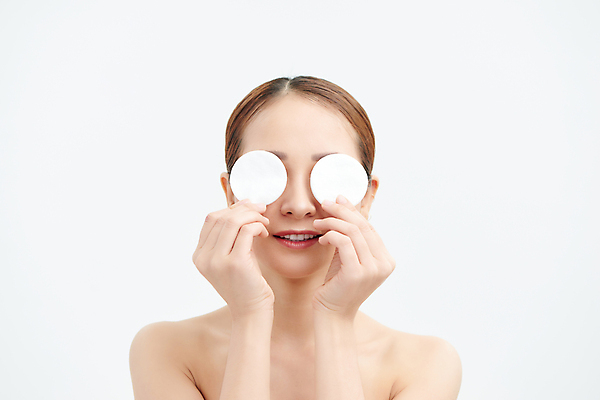 포토 JPG 해외이미지 여자 실내 한명 들기 상반신 성인 앞모습 뷰티 눈가림 흰배경 화장솜 성인여자한명만 해외포토 1 뷰포인트 백그라운드 모션 사람 내부 화장용품 흰색 가림 여자한명만 성인여자만 파일형식 이미지허브