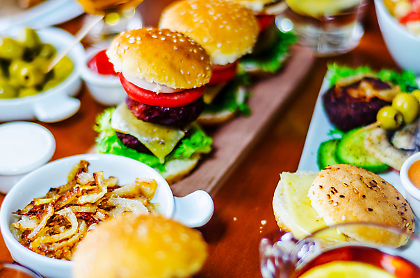 포토 JPG 해외이미지 그릇 접시 패스트푸드 실내 사람없음 아웃포커스 햄버거 인스턴트 정크푸드 소프트포커스 나무도마 올리브절임 햄버거빵 나무배경 해외포토 식기 음식 빵 백그라운드 도마 촬영기법 내부 목재 올리브 절임 파일형식 이미지허브