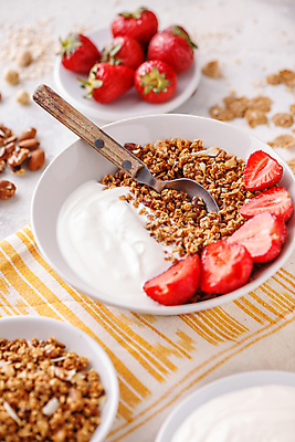 포토 JPG 해외이미지 그릇 딸기 실내 사람없음 숟가락 식탁보 흰배경 요거트 뮤즐리 그래놀라 해외포토 식기 음식 백그라운드 과일 유제품 수저 내부 흰색 파일형식 이미지허브