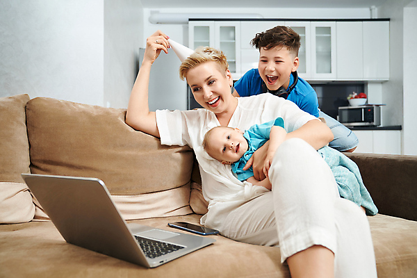 포토 JPG 해외이미지 아들 가정 가족 놀이 탁자 엄마 주택 함께함 실내 대화 미소 앉기 소년 세명 노트북 컴퓨터 아기 무선전화기 남동생 해외포토 남자 어린이 가구 컨셉 관계 모션 표정 말하기 사람 내부 건물 전자제품 전화기 동생 파일형식 이미지허브