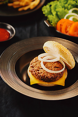 포토 JPG 해외이미지 접시 토마토 검은배경 양파 치즈 패스트푸드 실내 사람없음 햄버거 양상추 인스턴트 정크푸드 케첩 패티 햄버거빵 해외포토 식기 음식 빵 백그라운드 채소 유제품 내부 검은색 소스_음식 파일형식 이미지허브