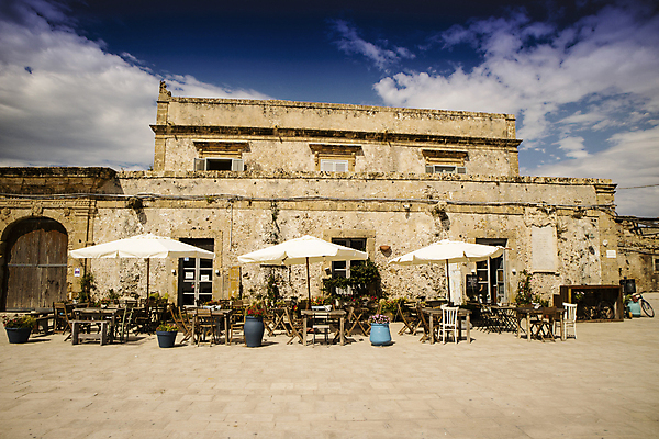 포토 JPG 해외이미지 주간 꽃 화분 의자 건축양식 탁자 하늘 풍경 사람없음 야외 건물 이탈리아 파라솔 해외포토 자연요소 식물 건축물 건축 유럽 가구 파일형식 이미지허브
