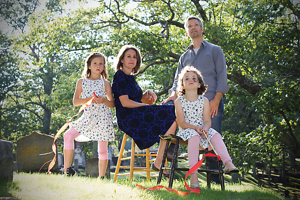 포토 JPG 해외이미지 응시 드레스 공원 딸 감정 어린이 포즈 나비 가족 하늘 엄마 여러명 야외 유행 맑음 환자 슬픔 표현 기다림 아빠 고독 손목시계 명상 고민 애도 천국 장례 심각 특별함 해외포토 시선 옷 공공시설 시계 다수 곤충 컨셉 장신구 의학 관계 모션 날씨 사람 파일형식 이미지허브