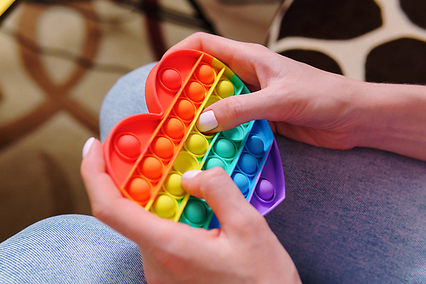 포토 JPG 해외이미지 손 어린이 컨셉 무지개 손가락 놀이 휴식 스트레스 사람없음 컬러풀 장난감 유행 유치원 거품 게임 감각 중독 실리콘 인기 팝 해외포토 자연요소 교육 컬러 사람 신체부위 파일형식 이미지허브