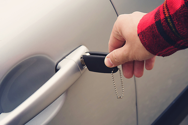 포토 JPG 해외이미지 손 공원 남자 손가락 교통시설 모션 자동차 열쇠 손잡이 한명 세트 문 기계 운전 엄지손가락 잡기 오픈 운전사 닫기 주차 손톱 도둑 절도 잠금 열쇠구멍 짐차 모터 해킹 발견 삽입 자동 해외포토 직업 1 공공시설 육상교통 교통 사람 신체부위 범죄 범죄인 시설 보안 파일형식 이미지허브