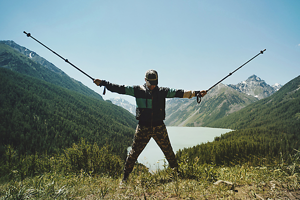 포토 JPG 해외이미지 나무 1 응시 계절 도로 호수 무기 스포츠 여행 배낭 아침 휴식 거리 한명 서기 사람 여름 파란색 운동복 뷰티 걷기 봄 하이킹 자유 잡기 막대기 언덕 그림 오르기 무료 캡모자 해외포토 주간 식물 모자_잡화 시선 옷 길 컬러 컨셉 가방 교통시설 모션 레저 파일형식 이미지허브