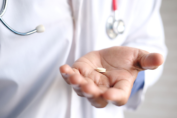 포토 JPG 해외이미지 직업 손 청진기 병원 손바닥 사람 사람없음 파란색 알약 약 의사 흰색 잡기 바이러스 컨테이너 추천 처방 카피스페이스 해외포토 산업 컬러 의학 의료기기 모션 신체부위 공백 의료진 파일형식 이미지허브