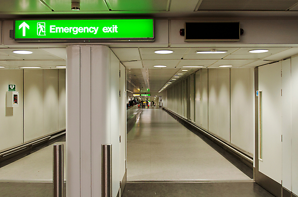 포토 JPG 해외이미지 벽 지도 건축양식 출입구 화살 실내 설명 안전 사람없음 내부 초록색 빛 달리기 숫자 정보 긴급 복도 보행자 구출 공항 탈출 심볼 사인 신호 보안 공포 빛망울 경보 대피 루트 방법 헬프 해외포토 문자 건축 컬러 컨셉 교통시설 모션 도움 파일형식 이미지허브