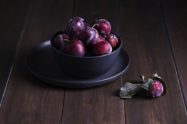 포토 JPG 해외이미지 접시 계절 음식 백그라운드 농업 과일 재료 탁자 표면 디저트 실내 건강 사람없음 목재 정원 보라색 어둠 수확 시골 신선 그룹 닫기 달콤 맛 먹기 유기농 날것 자두 건강식 내추럴 숙성 정물화 채식주의자 비건 맛있는 해외포토 나무 식기 웰빙 산업 컬러 가구 컨셉 모션 내부 그림 채식 파일형식 이미지허브