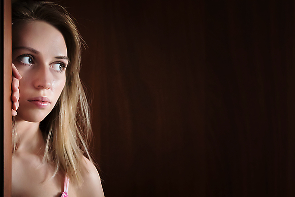 포토 JPG 해외이미지 백인 응시 여자 감정 얼굴 생각 한명 안전 성인 뷰티 유행 문 검은색 표현 자신감 수줍음 불안 엿보기 호기심 면접 심플 의심 숨기 위기 주목 해외포토 서양인 1 시선 컬러 컨셉 비즈니스 모션 사람 신체부위 파일형식 이미지허브