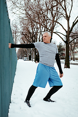 포토 JPG 해외이미지 라이프스타일 남자 스포츠 겨울 자연 아침 근육 휴식 건강 한명 세로 울타리 운동복 달리기 조깅 운동 백발 흰색 오솔길 은퇴 심각 자극 해외포토 주간 1 헤어스타일 옷 계절 길 컬러 컨셉 모션 사람 생활 담장 생태계 파일형식 이미지허브