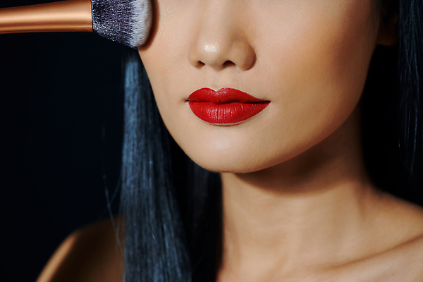 포토 JPG 해외이미지 여자 실내 한명 들기 동양인 상반신 성인 앞모습 화장 뷰티 검은색 턱 메이크업브러쉬 성인여자한명만 해외포토 1 뷰포인트 컬러 모션 사람 인종 내부 붓 여자한명만 성인여자만 파일형식 이미지허브