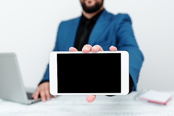 포토 JPG 해외이미지 스튜디오촬영 백인 직업 라이프스타일 손 응시 남자 컨셉 인터넷 비즈니스 사업가 통신 청소년 탁자 성공 커뮤니케이션 무선통신 휴식 실내 한명 앉기 정장 성인 사람없음 노트북 스마트폰 핸드폰 컴퓨터 태블릿 사무실 공백 타이핑 잡기 작업 비즈니스맨 이메일 전문직 연결 책상 경영자 보여주기 예복 고립 카피스페이스 해외포토 서양인 1 시선 옷 가구 모션 사람 내부 생활 신체부위 전자제품 스마트기기 직장인 리더 파일형식 이미지허브