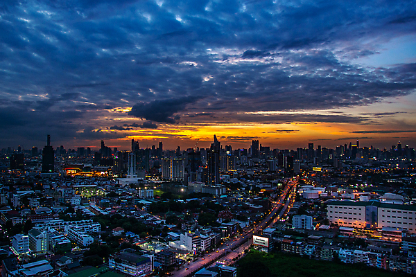 포토 JPG 해외이미지 구름 야경 하늘 사람없음 야외 도시풍경 일몰 방콕 전경 해외포토 자연요소 태국 풍경 노을 도시 야간 파일형식 탑뷰 풍경_경치 이미지허브