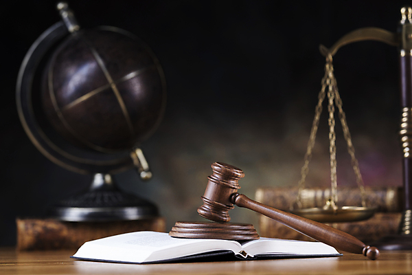 포토 JPG 해외이미지 실내 사람없음 아웃포커스 지구본 오브젝트 법 의사봉 양팔저울 법전 해외포토 촬영기법 저울 내부 책 파일형식 이미지허브