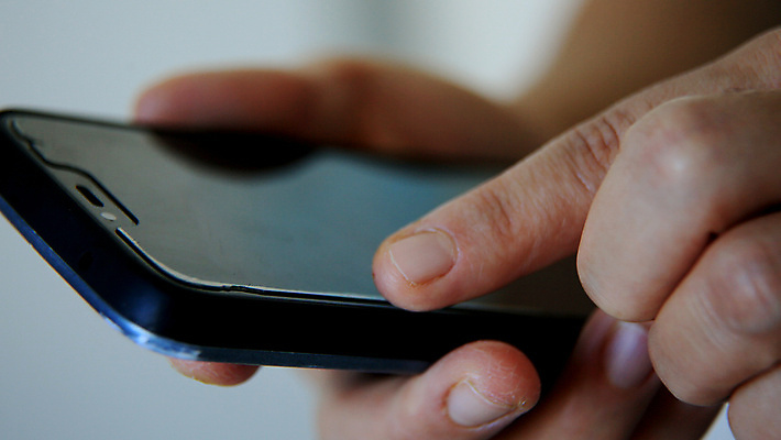 포토 JPG 해외이미지 손 인터넷 통신 손가락 모바일 사람 사람없음 파란색 스마트폰 핸드폰 컴퓨터 알약 디지털 스크린 모니터 공백 장비 터치 정보 업무 비즈니스맨 네트워크 메시지 무선전화기 스마트 온라인 소셜네트워크 인터페이스 터치스크린 헬프 셀룰러 인터랙티브 해외포토 남자 컬러 컨셉 비즈니스 신체부위 전자제품 스마트기기 약 작업 도움 직장인 전화기 파일형식 이미지허브