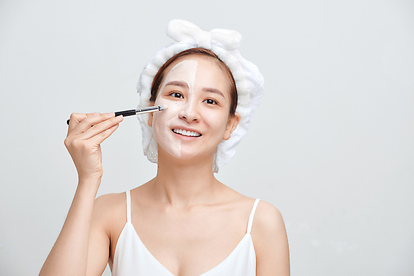 포토 JPG 해외이미지 여자 실내 한명 들기 상반신 성인 앞모습 뷰티 붓 머리띠 흰배경 바르기 팩 성인여자한명만 해외포토 1 뷰포인트 백그라운드 장신구 모션 사람 내부 화장품 흰색 여자한명만 성인여자만 파일형식 이미지허브