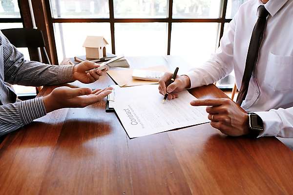 포토 JPG 해외이미지 백인 직업 손 커플 남자 컨셉 비즈니스 가족 아파트 주택 설명 사람 사람없음 금융 세일 저축 시장 재산 구매 중개인 고객 계약 서비스 주기 컨설턴트 잠금 보안 투자 보여주기 가치 보험 대출 렌탈 진짜 해외포토 서양인 관계 모션 안전 건물 신체부위 경제 쇼핑 전문직 상담 파일형식 이미지허브