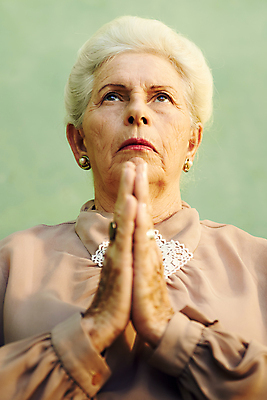 포토 JPG 해외이미지 백인 1 라이프스타일 손 응시 여자 노년 감정 기독교 종교 할머니 벽 백그라운드 관리 한명 사람 상반신 초록색 올려보기 백발 기도 표현 우아함 은퇴 70대 히스패닉 80대 신앙심 심각 옛날 충실 해외포토 서양인 헤어스타일 시선 컬러 컨셉 모션 성인 생활 신체부위 파일형식 이미지허브