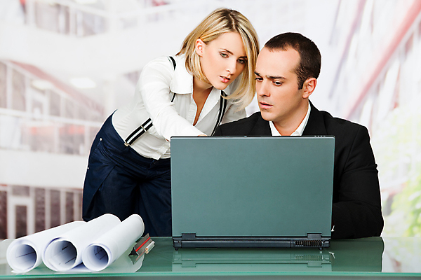 포토 JPG 해외이미지 직업 여자 남자 두명 노트북 업무 엔지니어 토론 책상 동료 바쁨 청사진 심각 해외포토 가구 컨셉 관계 사람 전자제품 작업 기술자 파일형식 이미지허브