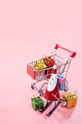 포토 JPG 해외이미지 크리스마스 실내 크리스마스선물 사람없음 장식 선물상자 쇼핑 산타클로스 쇼핑카 미니어처 오브젝트 분홍색배경 해외포토 기념일 분홍색 백그라운드 선물 내부 상자 모형 카트 파일형식 이미지허브