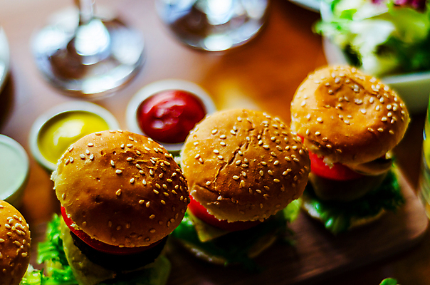 포토 JPG 해외이미지 패스트푸드 실내 사람없음 아웃포커스 햄버거 인스턴트 정크푸드 케첩 일렬 마요네즈 나무도마 해외포토 음식 도마 촬영기법 내부 목재 소스_음식 파일형식 이미지허브