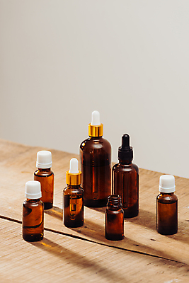 포토 JPG 해외이미지 실내 사람없음 뷰티 오일 피부관리 공병 앰플 에센스 브랜딩 나무배경 해외포토 음식 백그라운드 내부 화장품 병_담는 파일형식 이미지허브