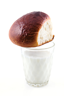 포토 JPG 해외이미지 음료 다이어트 유리 사람없음 갈색 우유 아침식사 굽기 먹기 흰배경 번 해외포토 빵 컬러 백그라운드 모션 재질 유제품 건강 식사 흰색 구이 파일형식 이미지허브