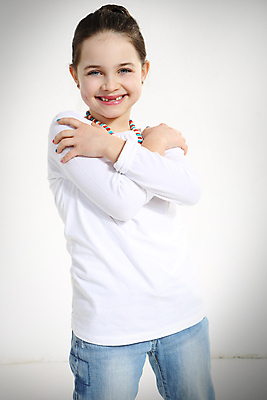 포토 JPG 해외이미지 백인 1 손 여자 행복 무기 얼굴 어린이 목걸이 갈색머리 한명 미소 사람 청년 세로 컬러풀 뷰티 흰색 작음 싱글 팔 교차 고립 해외포토 서양인 헤어스타일 감정 컬러 장신구 표정 성인 신체부위 크기 파일형식 이미지허브