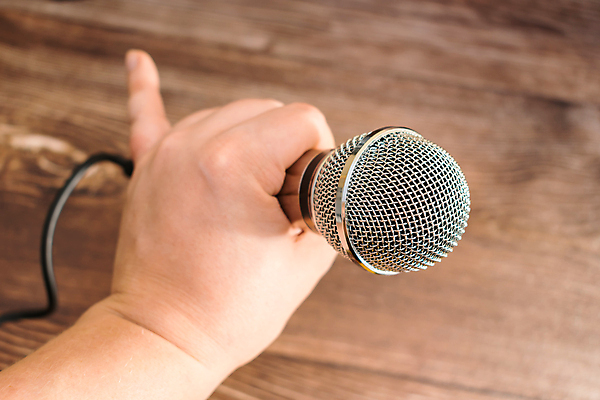 포토 JPG 해외이미지 직업 라이프스타일 손 음악 비즈니스 노래 휴가 취미 사람없음 빛 갈색 금속 소리 콘서트 공연 장비 가수 게임 잡기 업무 은색 마이크 오브젝트 면접 쇼 아날로그 스테레오 목소리 노려봄 노래방 뮤지컬 파케트 효과 해외포토 컬러 음향기기 모션 재질 놀이 문화예술 표정 이벤트 생활 신체부위 음악가 작업 파일형식 이미지허브