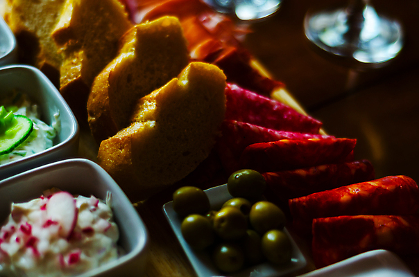 포토 JPG 해외이미지 음료 음식 빵 조각 채소 유리 오이 치즈 감자 육류 요리 사람없음 목재 세트 파티 식당 와인 계란 식사 저녁식사 버섯 시골 바 도자기 사발 맛 그릴 애피타이저 바게트 굽기 먹기 컵받침 올리브 점심식사 뷔페 브루스케타 살라미 식품점 총각무 타파스 맛있는 프로슈토 해외포토 나무 열매 컨셉 식재료 재료 모션 재질 주방용품 유제품 주류 이벤트 상점 알 사기그릇 무 구이 받침대 햄 파일형식 이미지허브