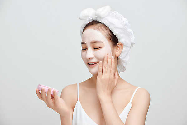 포토 JPG 해외이미지 응시 여자 실내 한명 들기 상반신 성인 앞모습 뷰티 화장품 머리띠 흰배경 팩 성인여자한명만 해외포토 1 시선 뷰포인트 백그라운드 장신구 모션 사람 내부 흰색 여자한명만 성인여자만 파일형식 이미지허브