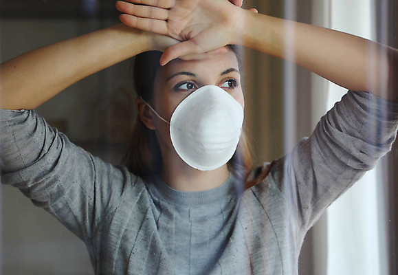 포토 JPG 해외이미지 백인 응시 무기 얼굴 창문 유리 주택 실내 관리 가면 한명 사람 내부 세계 중국 슬픔 기다림 수술 바이러스 보호 질병 고민 감염 긴장 고립 스페인어 전염병 혼자 해외포토 서양인 1 시선 감정 아시아 컨셉 의학 모션 재질 건물 신체부위 치료 파일형식 이미지허브