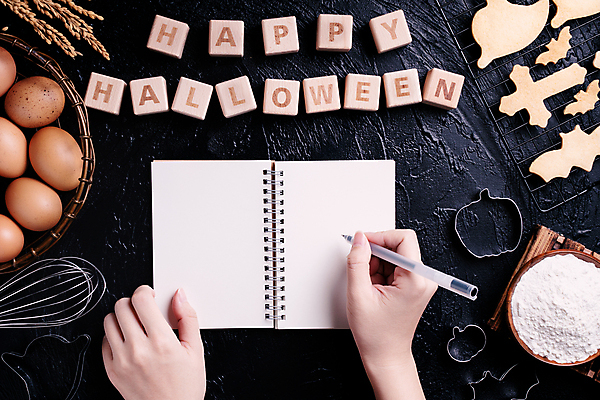 포토 JPG 해외이미지 손 행복 백그라운드 검은배경 신체부위 펜 쿠키 계란 공책 블록 할로윈 기록 밀가루 쿠키틀 카피스페이스 해외포토 감정 문구용품 디저트 사람 필기구 알 검은색 공백 가루 제빵도구 파일형식 이미지허브