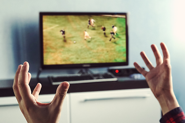 포토 JPG 해외이미지 스포츠 공 응원 주택 사람 이벤트 경기 취미 사람없음 컵 소파 스크린 축구 텔레비전 방 게임 축하 표현 관찰 부채 흥분 방송 열광 리빙 제어 지원 참여 프로그램 혼자 해외포토 식기 감정 컨셉 의자 모션 놀이 건물 전자제품 구기 파일형식 이미지허브