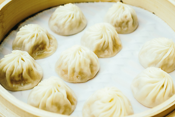 포토 JPG 해외이미지 전통 접시 음식 육류 돼지고기 요리 동양인 사람없음 식사 저녁식사 중국 어둠 신선 뜨거움 대나무 반죽 기선 경단 러시아인 핸드메이드 맛있는 해외포토 서양인 나무 식기 아시아 배_교통 식재료 인종 파일형식 이미지허브