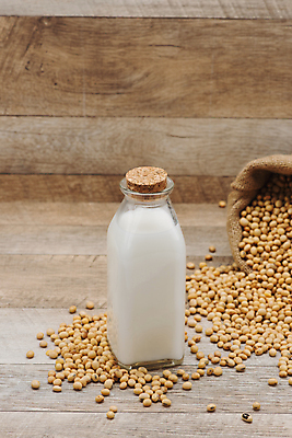포토 JPG 해외이미지 유리병 콩 실내 사람없음 쏟아짐 두유 나무배경 해외포토 백그라운드 모션 병_용기 곡류 내부 파일형식 이미지허브