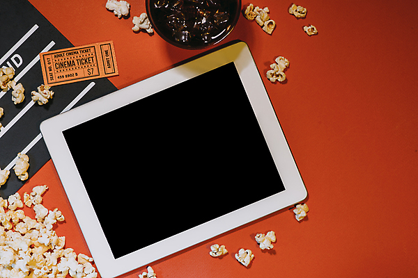 포토 JPG 해외이미지 실내 사람없음 하이앵글 태블릿 클래퍼보드 영화 콜라 팝콘 빨간배경 영화소품 영화티켓 해외포토 뷰포인트 백그라운드 문화예술 내부 빨간색 전자제품 스마트기기 티켓 오브젝트 탄산음료 파일형식 이미지허브