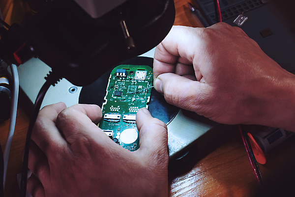 포토 JPG 해외이미지 손 산업 백그라운드 통신 부분 탁자 모바일 세포 실내 사람 사람없음 스마트폰 핸드폰 알약 장비 흰색 공구 업무 작업실 기술자 드라이버 실험실 플랫 수리 정상 전화기 책상 분석 서비스 전자 위치 고정 유지 고립 깨짐 옛날 셀룰러 해외포토 직업 컬러 가구 컨셉 실험 내부 신체부위 전자제품 스마트기기 약 도구 작업 파일형식 이미지허브