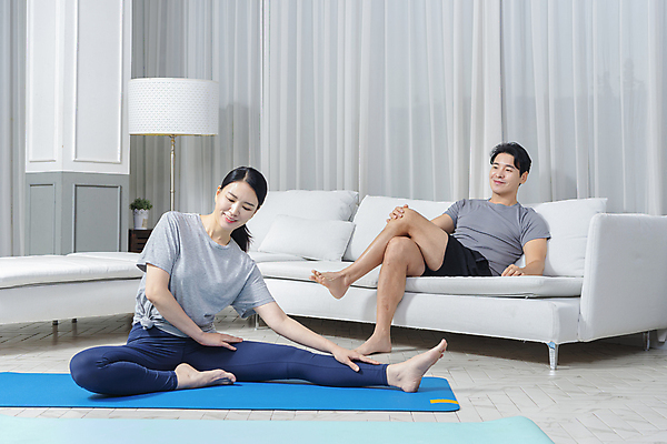포토 JPG 전신 응시 여자 남자 40대 중년 거실 요가 중년라이프 함께함 미소 앉기 두명 앞모습 옆모습 소파 운동 스트레칭 한국인 매트 다리꼬기 중년부부 자기관리 중년만 홈트레이닝 집콕 홈요가 영포티 국내포토 라이프스타일 웰빙 부부 시선 뷰포인트 컨셉 의자 모션 표정 건강 사람 동양인 성인 신조어 성인만 파일형식 앳홈라이프