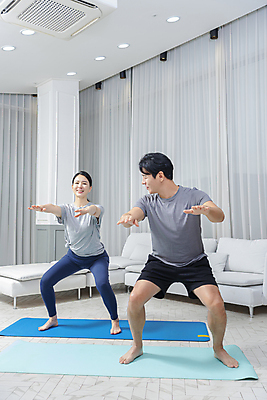 포토 JPG 전신 응시 여자 남자 40대 중년 거실 요가 중년라이프 함께함 미소 두명 앞모습 소파 운동 한국인 매트 뒤돌아보기 중년부부 자기관리 중년만 스쿼트 홈트레이닝 집콕 영포티 맨몸운동 국내포토 라이프스타일 웰빙 부부 시선 뷰포인트 컨셉 의자 모션 표정 건강 사람 동양인 성인 신조어 성인만 파일형식 운동자세 앳홈라이프