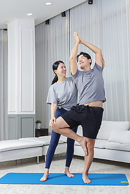 포토 JPG 전신 여자 남자 40대 중년 거실 요가 중년라이프 함께함 서기 미소 두명 앞모습 소파 운동 눈감음 스트레칭 한국인 매트 잡기 도움 즐거움 중년부부 자기관리 중년만 브륵샤아사나 홈트레이닝 집콕 홈요가 영포티 국내포토 라이프스타일 웰빙 부부 감정 뷰포인트 컨셉 의자 모션 표정 건강 사람 동양인 성인 요가자세 신조어 성인만 파일형식 앳홈라이프