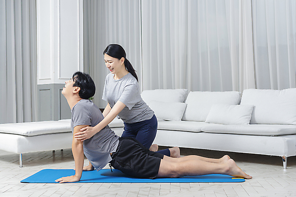 포토 JPG 전신 여자 남자 40대 중년 거실 요가 중년라이프 함께함 미소 두명 옆모습 소파 운동 스트레칭 한국인 매트 잡기 도움 무릎꿇기 즐거움 중년부부 자기관리 중년만 업독 홈트레이닝 집콕 홈요가 영포티 국내포토 라이프스타일 웰빙 부부 감정 뷰포인트 컨셉 의자 모션 표정 건강 사람 동양인 성인 요가자세 신조어 성인만 파일형식 앳홈라이프