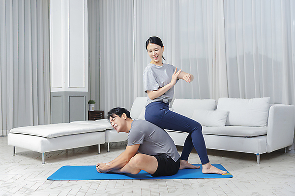 포토 JPG 전신 여자 남자 40대 중년 거실 요가 중년라이프 함께함 허리숙이기 미소 앉기 두명 옆모습 소파 운동 스트레칭 한국인 매트 잡기 도움 찡그림 즐거움 중년부부 걸터앉기 자기관리 중년만 홈트레이닝 집콕 홈요가 영포티 국내포토 라이프스타일 웰빙 부부 감정 뷰포인트 컨셉 의자 모션 표정 건강 숙이기 사람 동양인 성인 신조어 성인만 파일형식 앳홈라이프