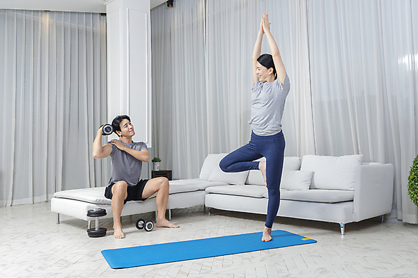 포토 JPG 전신 응시 여자 남자 40대 중년 거실 요가 중년라이프 함께함 미소 들기 앉기 두명 앞모습 옆모습 소파 마주보기 아령 한국인 매트 웨이트트레이닝 팔운동 중년부부 자기관리 중년만 브륵샤아사나 홈트레이닝 집콕 홈요가 영포티 국내포토 라이프스타일 웰빙 부부 시선 뷰포인트 컨셉 의자 모션 표정 사람 동양인 성인 운동 요가자세 신조어 성인만 파일형식 앳홈라이프