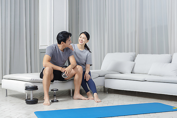 포토 JPG 전신 응시 여자 남자 40대 중년 거실 중년라이프 함께함 미소 들기 앉기 두명 앞모습 소파 아령 한국인 매트 중년부부 자기관리 중년만 어깨에손 홈트레이닝 집콕 영포티 국내포토 라이프스타일 부부 시선 뷰포인트 컨셉 의자 모션 표정 사람 동양인 성인 운동 신조어 성인만 파일형식 앳홈라이프