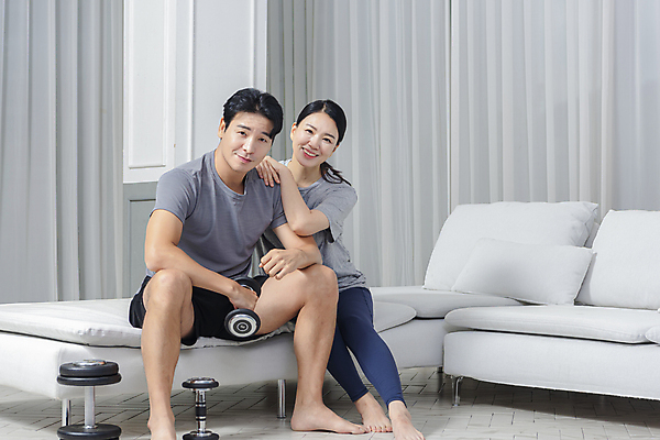 포토 JPG 전신 응시 여자 남자 40대 중년 거실 중년라이프 함께함 미소 들기 앉기 두명 앞모습 소파 아령 한국인 매트 중년부부 자기관리 중년만 어깨에손 홈트레이닝 집콕 영포티 국내포토 라이프스타일 부부 시선 뷰포인트 컨셉 의자 모션 표정 사람 동양인 성인 운동 신조어 성인만 파일형식 앳홈라이프